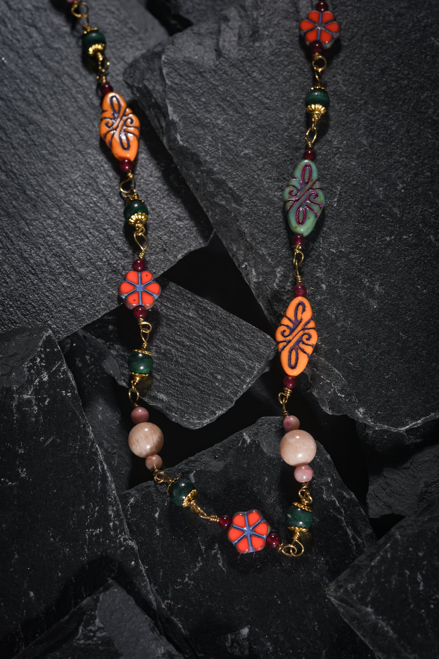 Découvrez nos bijoux uniques, créés à la main avec soin dans notre atelier à Biarritz, en France. Chacun de nos bijoux colorés est conçu pour transformer et sublimer chacun de vos looks, apportant une touche distinctive à votre style. Chaque pièce est réalisée avec amour et une attention minutieuse aux détails, garantissant qu'elle soit unique en son genre.
Nos créations sont conçues pour chaque femme, afin de la faire se sentir spéciale en toutes occasions.